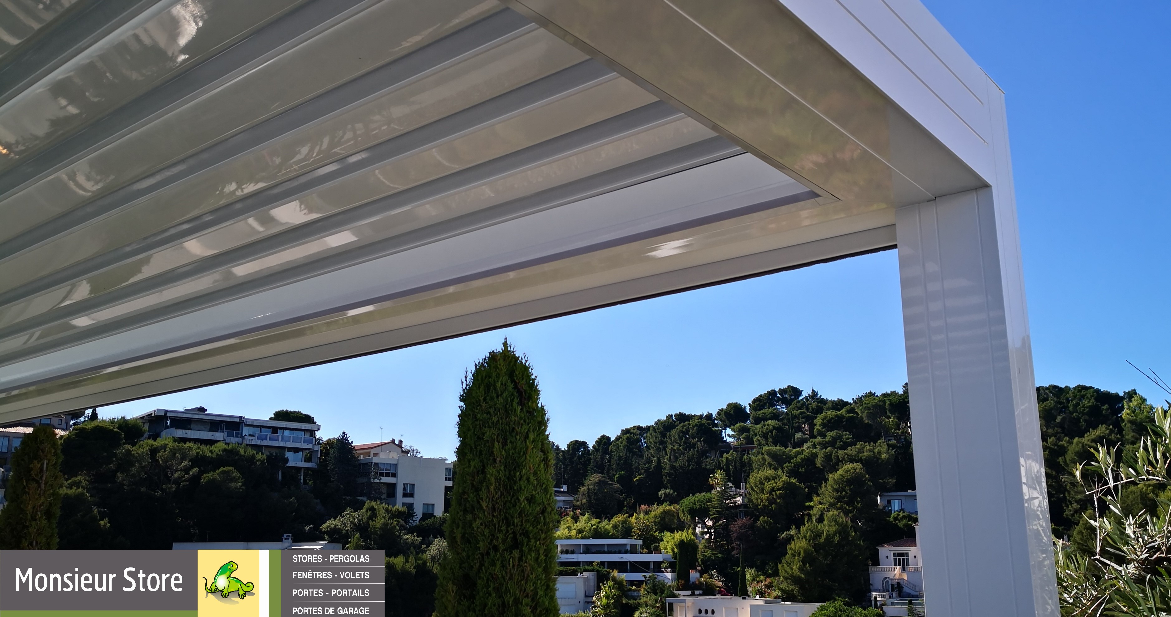 exemple d'angle de pergola bioclimatique avec structure en aluminium blanc, lames orientables résistantes au vent et a la chaleur et leds intégrées sur terrasse neuve par monsieur store aix en provence 